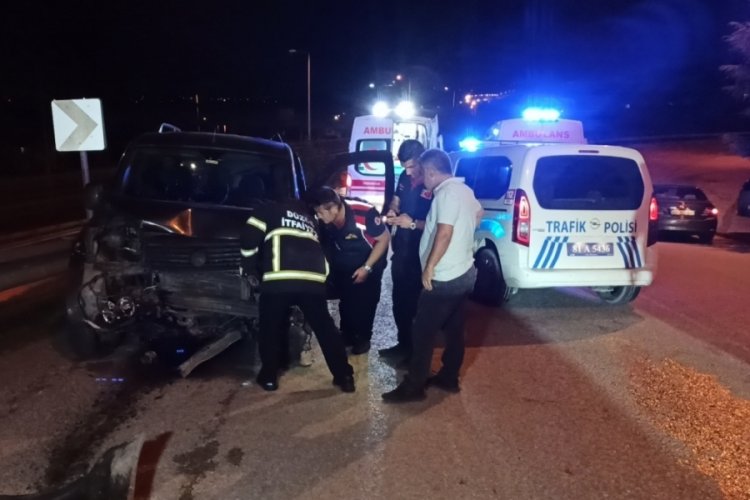 Hafif ticari ara&ccedil; ile otomobil &ccedil;arpıştı
