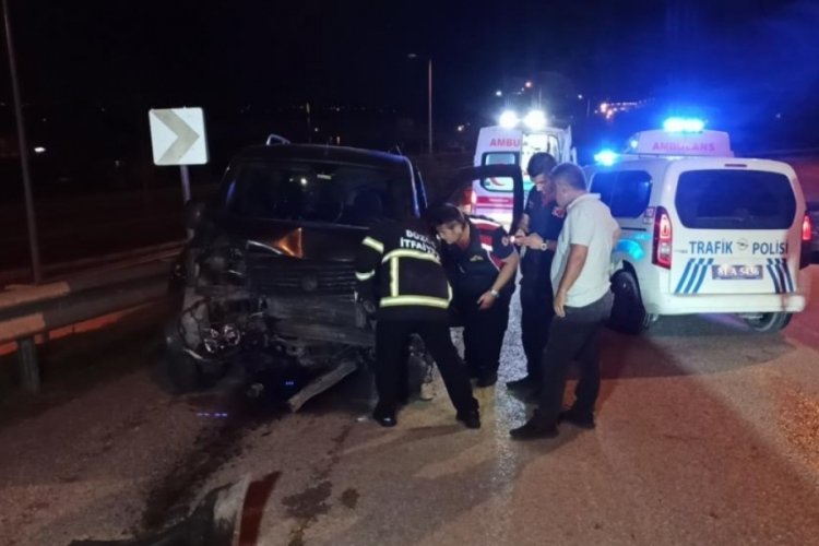 Hafif ticari ara&ccedil; ile otomobil &ccedil;arpıştı: 2 yaralı