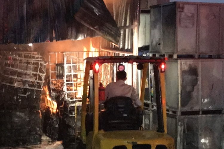 Madeni yağ fabrikasında &ccedil;ıkan yangın korkuttu