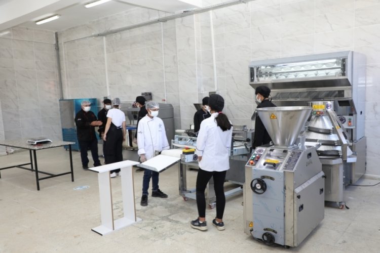Ağrı'da &ouml;ğrenciler g&uuml;nl&uuml;k 10 bin ekmek &uuml;retecek