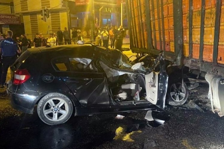 Sakarya'da kamyona &ccedil;arpan otomobilde 1 kişi hayatını kaybetti