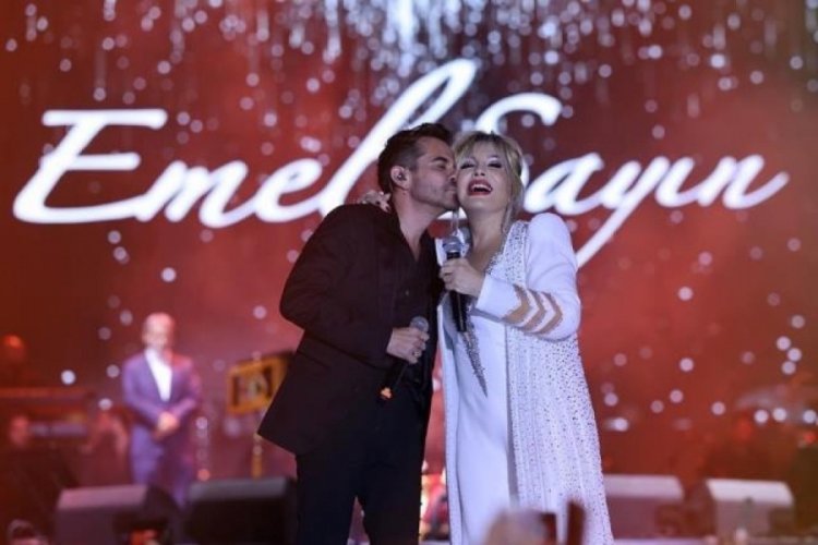 Kenan Doğulu, "Beren bunları g&ouml;rmesin" diyen Emel Sayın'ı g&ouml;ğs&uuml;nden &ouml;pt&uuml;