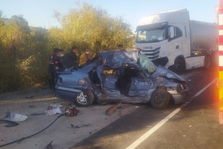 Antalya'da tırla otomobil &ccedil;arpıştı
