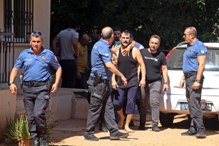 Eşi ve &ccedil;ocuklarını ekmek bı&ccedil;ağıyla rehin aldı