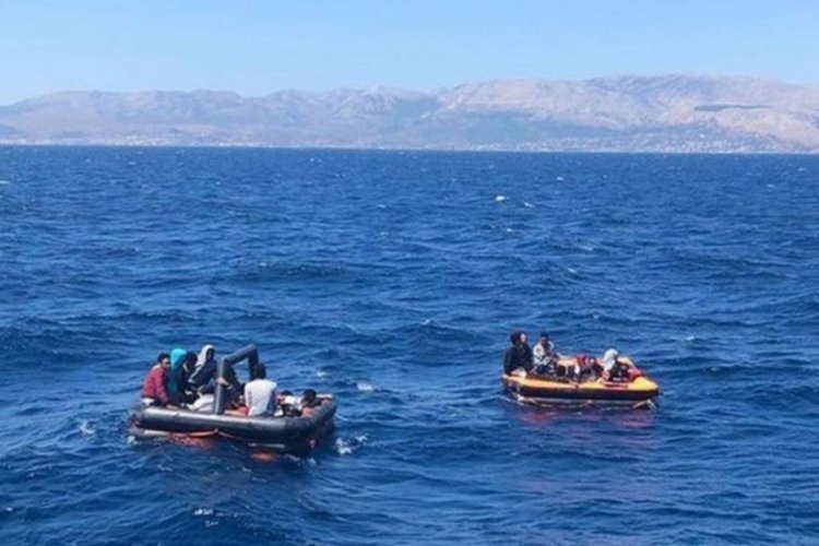 İzmir'de g&ouml;&ccedil;menlerin teknesi battı: 5 &ouml;l&uuml;