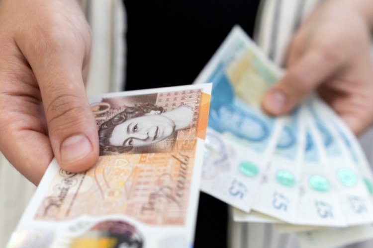 Sterlin, dolar karşısında d&uuml;ş&uuml;şte