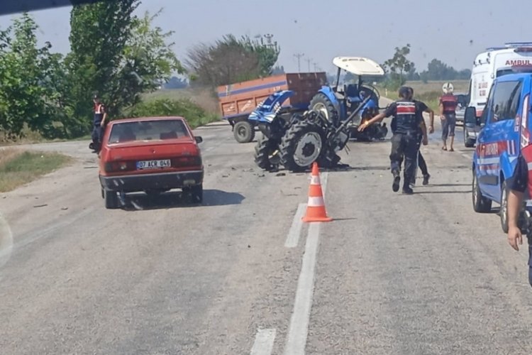 Osmaniye'de otomobil ile &ccedil;arpışan trakt&ouml;r ikiye b&ouml;l&uuml;nd&uuml;: 1 &ouml;l&uuml;, 4 yaralı