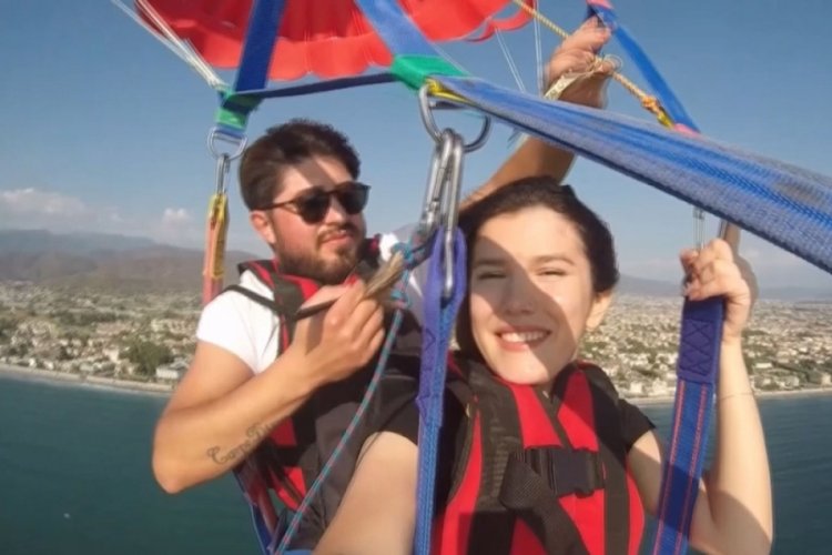 Antalya'da kuaf&ouml;r, paraş&uuml;tte m&uuml;şterisinin sa&ccedil;ını kesti