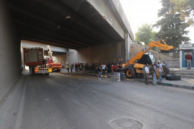 Adana'da tır alt ge&ccedil;itte sıkıştı