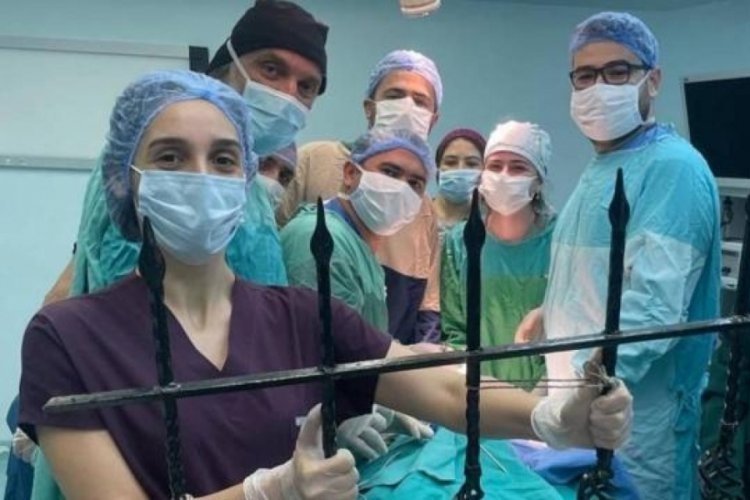 &Ccedil;ocuğun boğazına saplanan demir korkuluk ameliyatla &ccedil;ıkarıldı