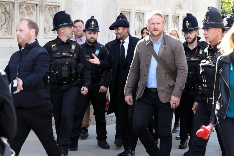 Beckham, Krali&ccedil;e i&ccedil;in kuyrukta bekledi