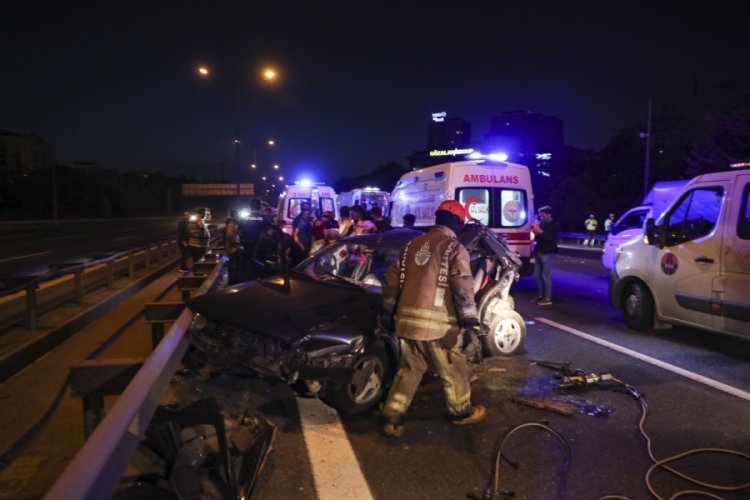 TEM Otoyolu'nda kamyon ve otomobil &ccedil;arpıştı: 4 kişi yaralandı