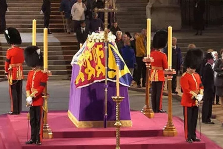 Krali&ccedil;esi 2. Elizabeth'in tabutu etrafında telaş yaratan anlar