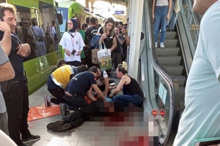 Bursa'da metroda bı&ccedil;aklı saldırı