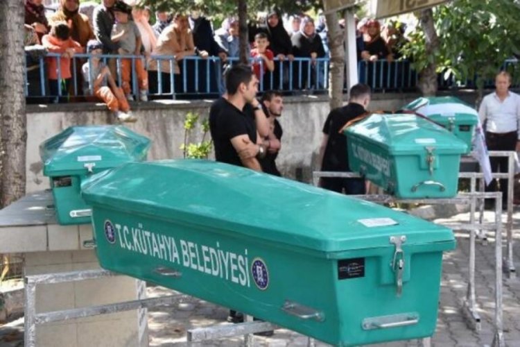 Antalya'daki TIR kazasında &ouml;len 4 kişilik aile toprağa verildi