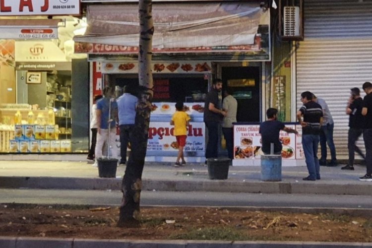 Diyarbakır'da eniştesini, m&uuml;şterilerin yanında bı&ccedil;akla ağır yaraladı!