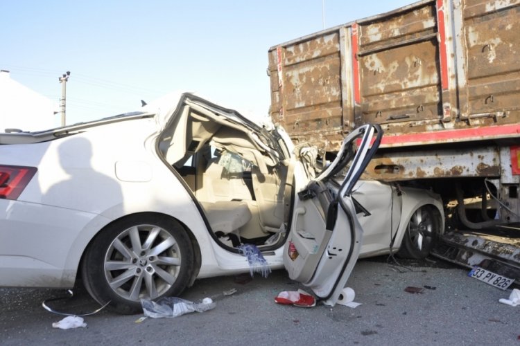 Konya'da otomobil duran &ccedil;ekiciye arkadan &ccedil;arptı: 1'i ağır 4 yaralı