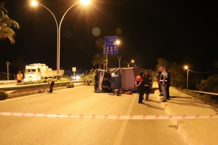 Denizli'de devrilen kargo şirketi kamyonunda 1 kişi hayatını kaybetti