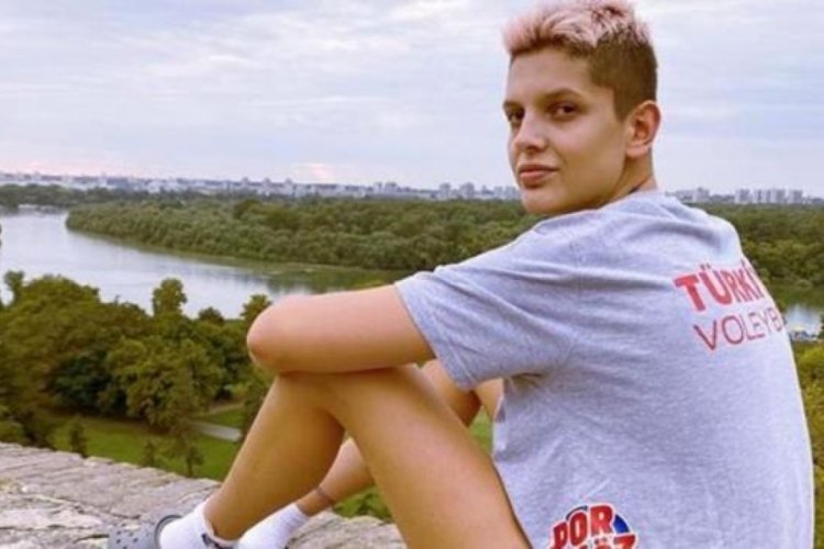 Milli voleybolcu Ebrar Karakurt'un paylaştığı pozlara binlerce beğeni geldi