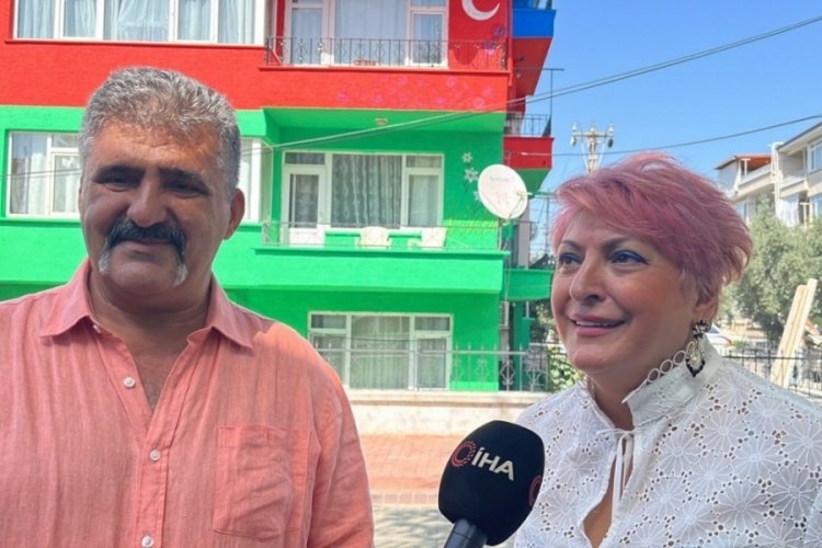 Bursa'da 4 katlı evini Azerbaycan bayrağının renklerine boyadı