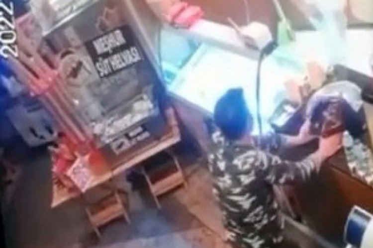 Bursa'da m&uuml;şteri gibi girdi, bahşiş kutusundan para &ccedil;aldı