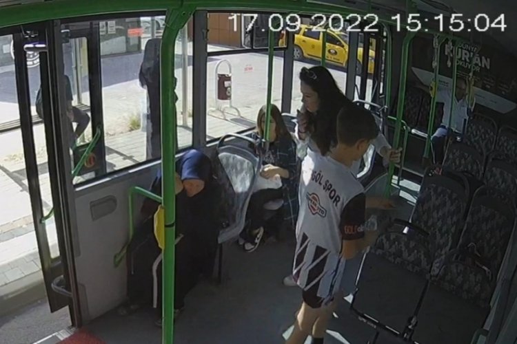 Bursa'da otob&uuml;s şof&ouml;r&uuml; saniyelerle yarıştı; o anlar kameraya yansıdı