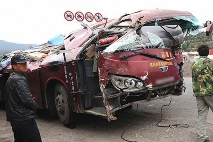 Katliam gibi kaza &uuml;lkeyi sarstı! 27 kişi &ouml;ld&uuml;, 20 kişi yaralandı