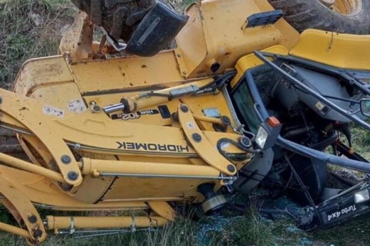 Devrilen iş makinesinin altında kalan operat&ouml;r &ouml;l&uuml;mden d&ouml;nd&uuml;