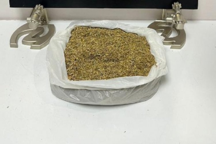 Bursa'da ş&uuml;pheli ara&ccedil;tan uyuşturucu &ccedil;ıktı