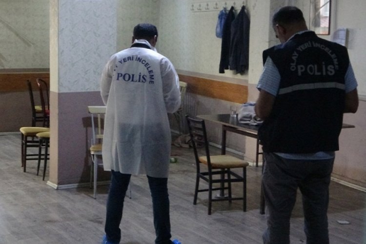 Kıraathanede okey oynarken vuruldu
