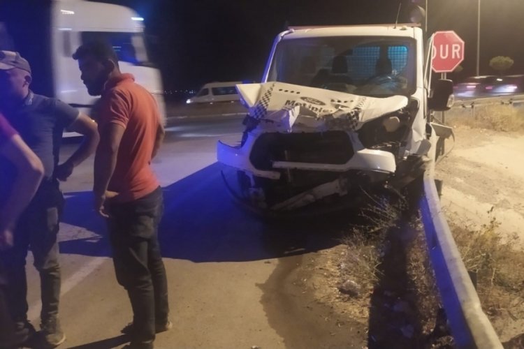 Sivas'ta TIR'la kamyonet &ccedil;arpıştı