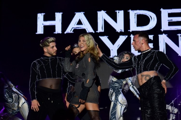 Hande Yener Bursa'da gen&ccedil;lerle şarkı s&ouml;yledi