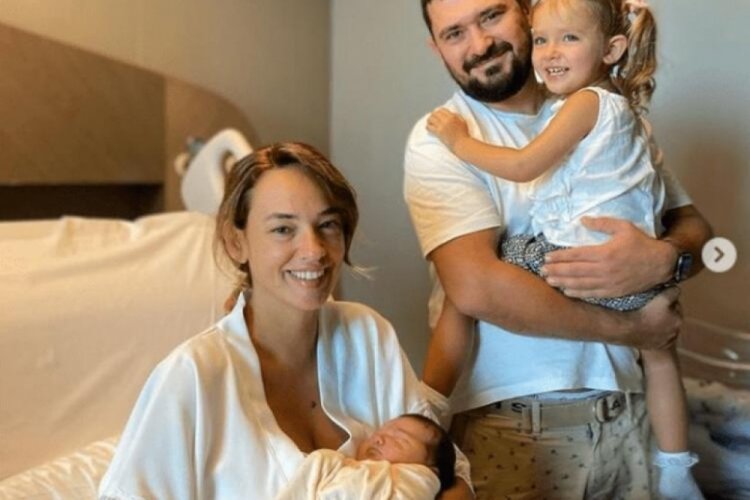 Seda Bakan kızlarını paylaştı