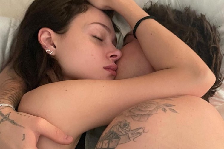 Nicola Peltz ile Brooklyn Beckham'ın yatak pozu