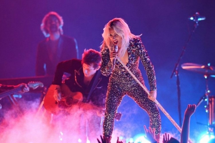 Lady Gaga 65 bin kişilik konseri yarıda kesmek zorunda kaldı