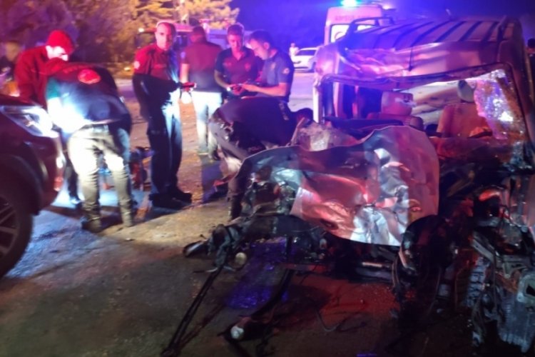 Amasya'da yolcu otob&uuml;s&uuml;yle kamyonet &ccedil;arpıştı: 2 &ouml;l&uuml;, 8 yaralı