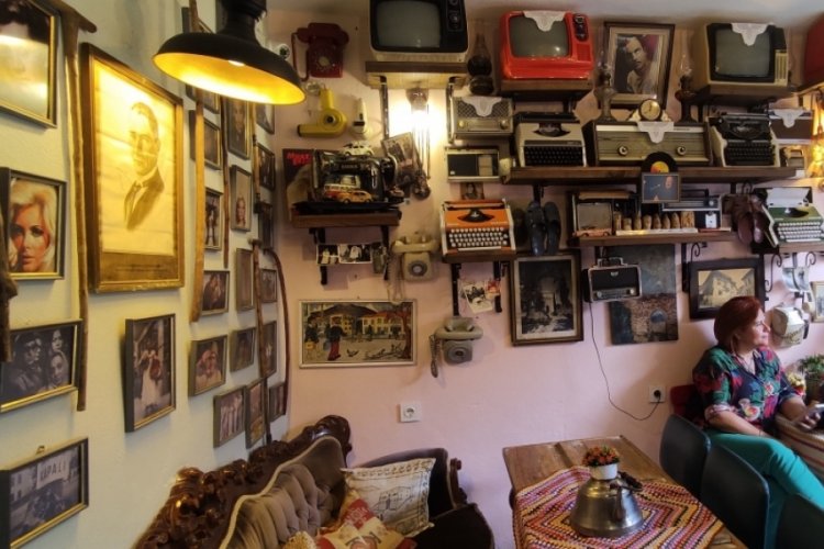 Bursa'da bu kafeye gelenler 40 yıl &ouml;ncesine yolculuk yapıyor