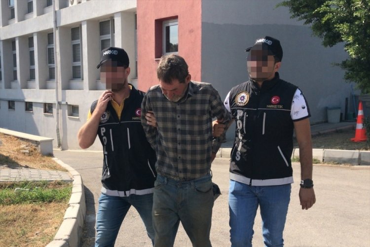 Adana'da otomobilinde 104 kilo 750 gram esrar bulunan s&uuml;r&uuml;c&uuml; tutuklandı