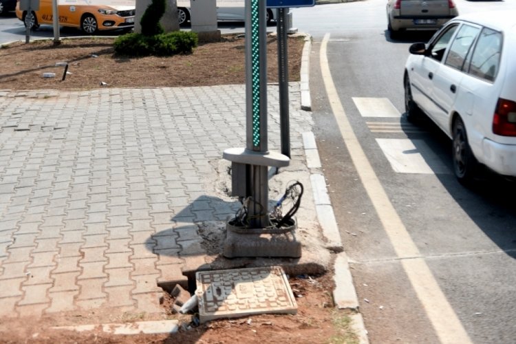 Adana'da sinyalizasyon direklerinin al&uuml;minyum kapakları &ccedil;alındı