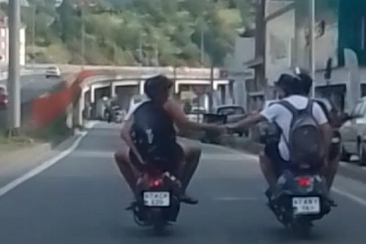 Zonguldak'ta iki motosikletlinin el ele yolculuğu