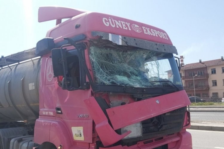 D-100'de tankerin &ccedil;arptığı servis minib&uuml;s&uuml; devrildi: 1 yaralı