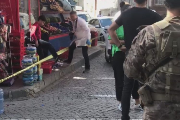 İstanbul'da silahlı &ccedil;atışma: 2 polis yaralı
