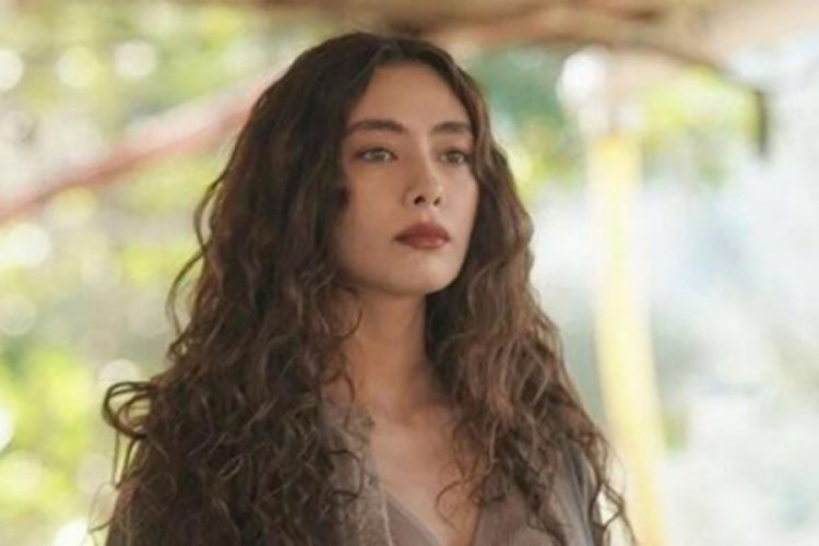 Neslihan Atag&uuml;l havuz başında kamera karşısına ge&ccedil;ti