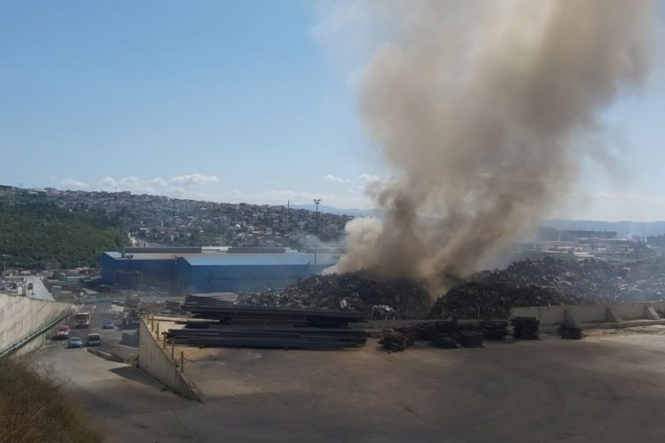 &Ccedil;elik fabrikasının hurdalık b&ouml;l&uuml;m&uuml; alevlere teslim oldu