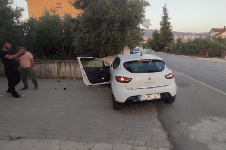 Bursa'da direğe &ccedil;arpan ara&ccedil; hurdaya d&ouml;nd&uuml;