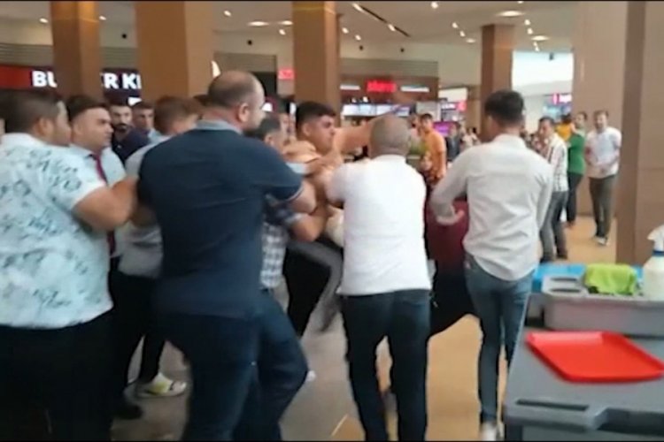 Şanlıurfa'da AVM'de yumruk yumruğa kavga