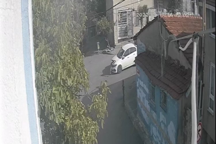 İstanbul'da otomobilin &ccedil;arptığı &ccedil;ocuk yola savruldu