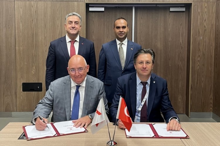 İlk T&uuml;rk uzay yolcusu i&ccedil;in imzalar atıldı