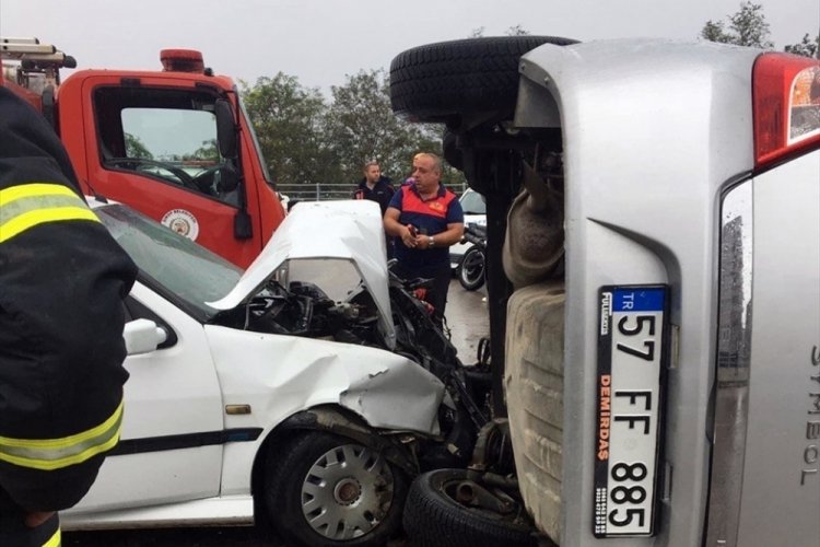 Sinop'ta iki otomobil &ccedil;arpıştı: 2 kişi yaralandı