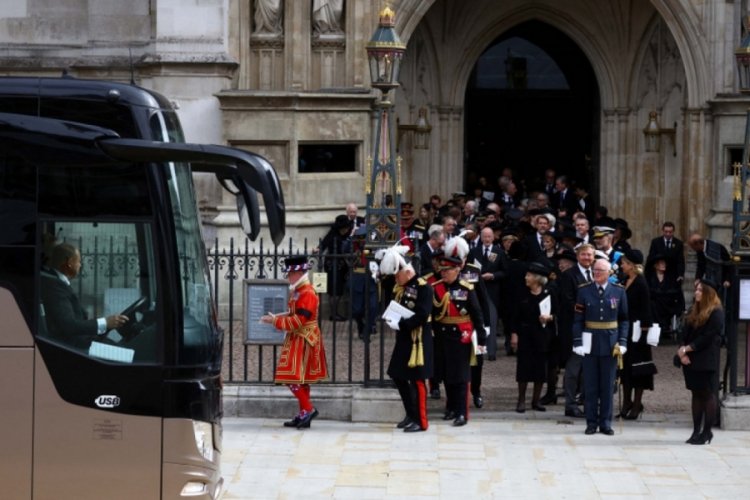 Elizabeth'in cenazesinde &ccedil;ifte standart: Makam aracıyla geldi